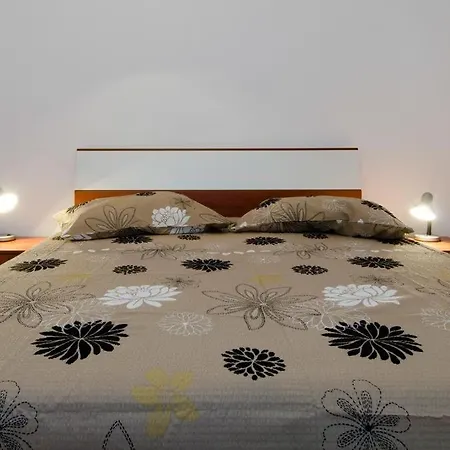 Apartment Trogir شقة *